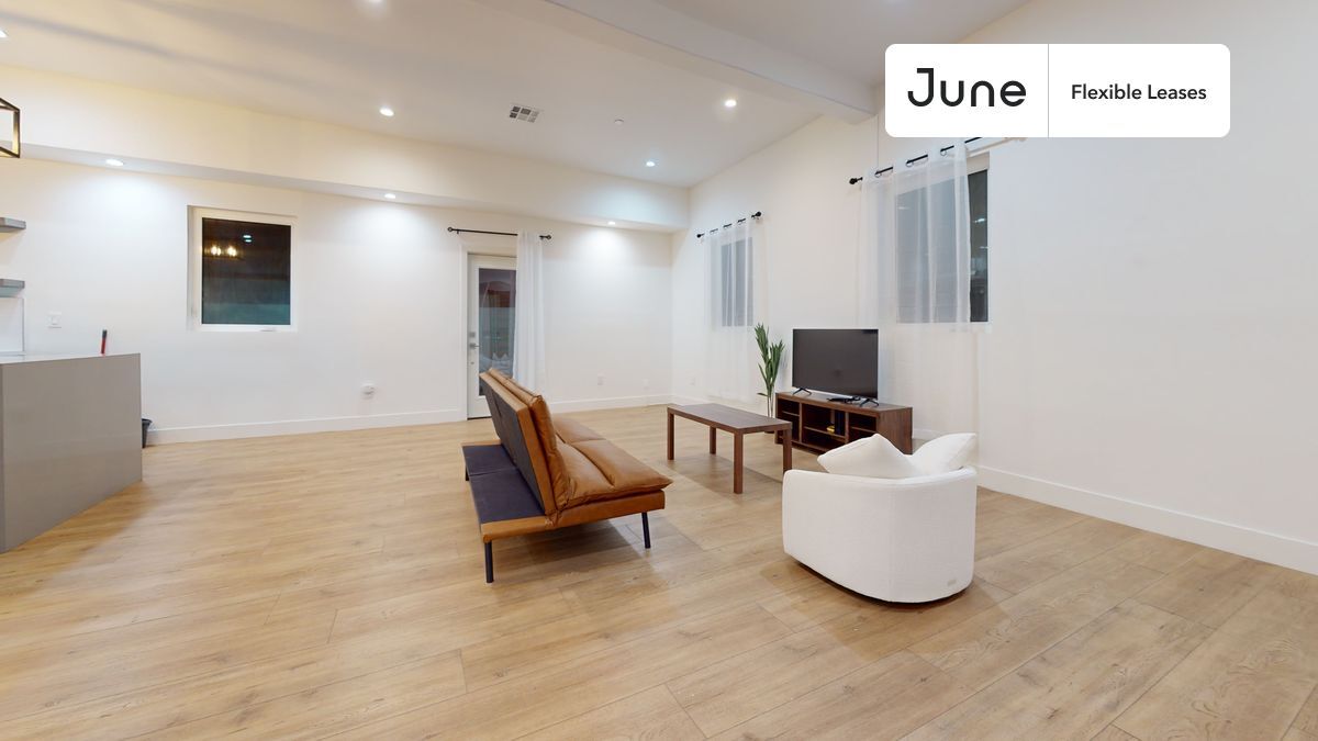 Foto principal - 5637 Riverton Ave