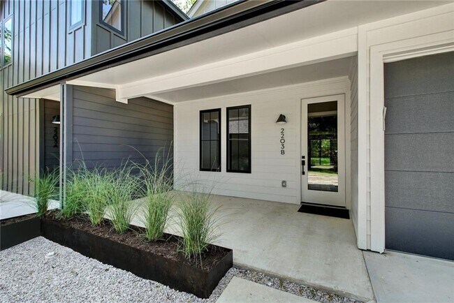 Building Photo - 2203 Richcreek Rd