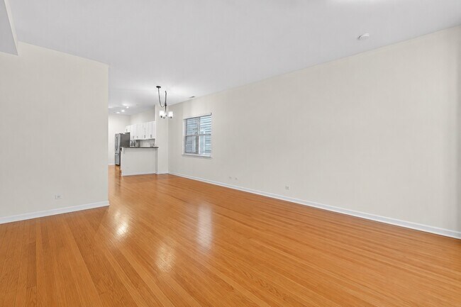 Building Photo - 3115 N Oakley Ave