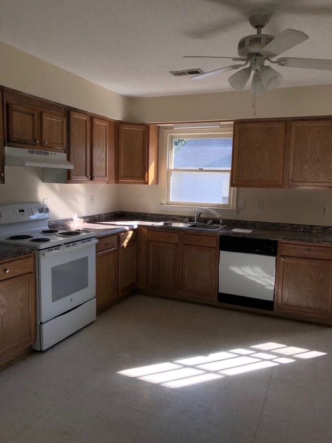 Foto del edificio - Lovely Home with a Great Location In Town