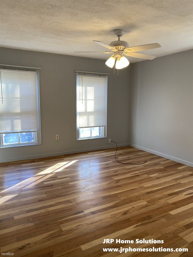 Building Photo - 3 br, 1 bath Triplex - 612 1/2 Oakhill Ave