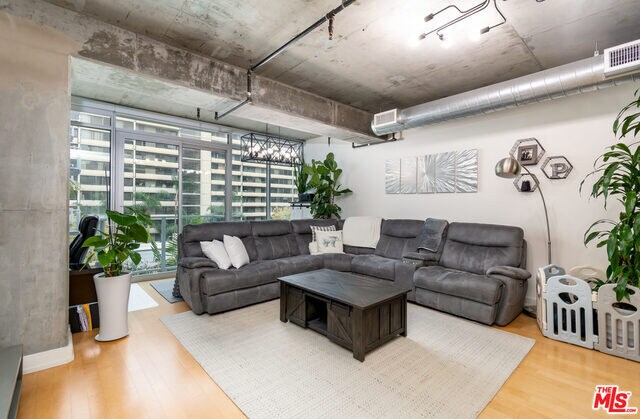 Foto del edificio - 645 W 9th St