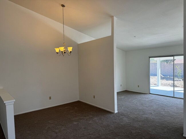 Building Photo - 3 Bedroom, 2 Bath Home, Located in Fontana