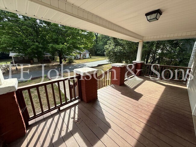 Foto del edificio - Charming 2 Bedroom Home with Rocking Chair Front Porch Near Downtown Winston-Salem