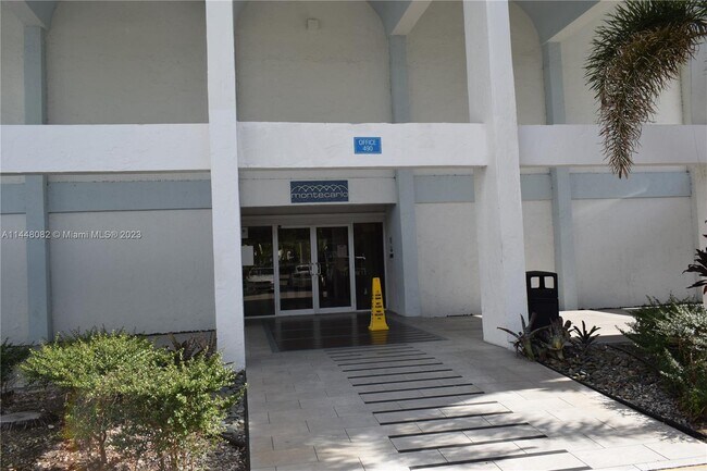Foto del edificio - 484 NW 165th St
