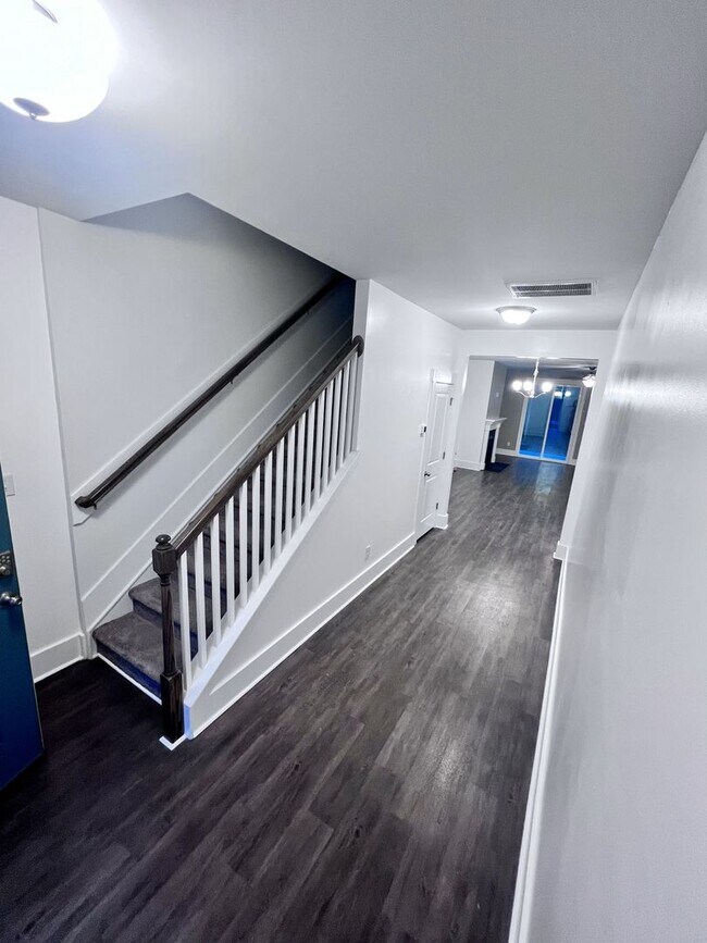 Building Photo - Magnificent 4 Bedroom Home!!