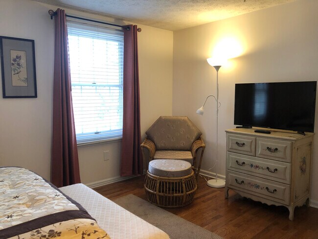 Master bedroom reading nook and tv - 4426 Regalwood Terrace