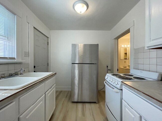 Foto del edificio - 121 W 7th Ave