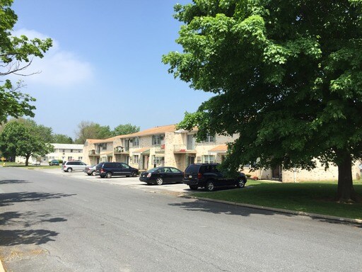 Building Photo - 1056 Pine Grove Cir