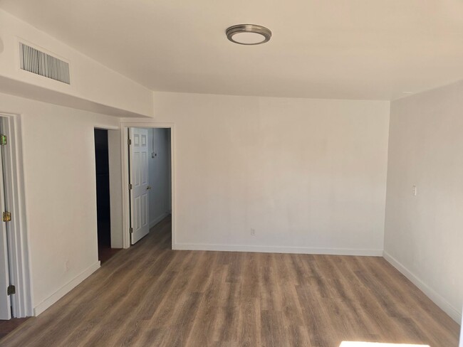 Building Photo - Beautifully Renovated 1 Bedroom Apt - All ...