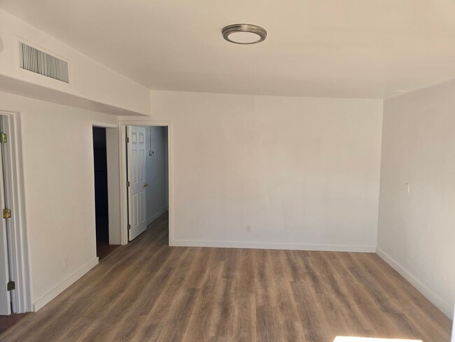 Foto del edificio - Beautifully Renovated 1 Bedroom Apt - All ...