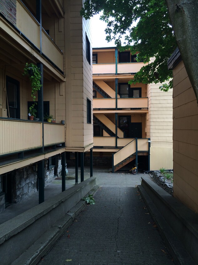 Rear ramp used by Horse and Carriage - 324 N G St