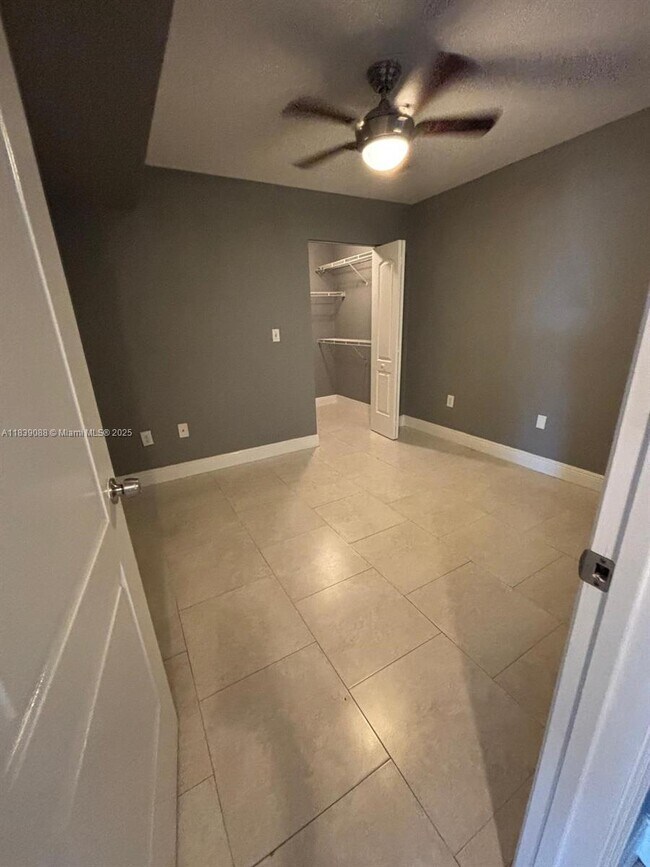 Foto del edificio - 2861 N Oakland Forest Dr