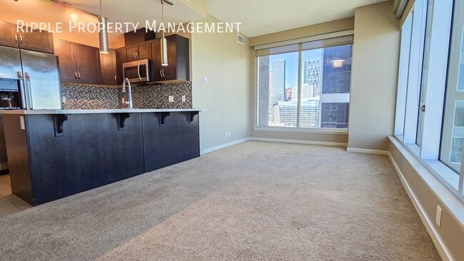 Photo du bâtiment - Modern 2 Beds, 2 Baths Apartment/Condo | N...