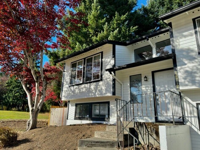 Foto del edificio - 4BR | 3BA Spacious House with Large Backyard