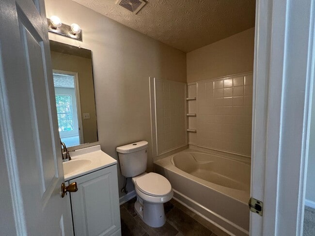 Building Photo - 3153 Kingswood Glen