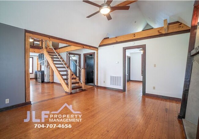 Building Photo - Charming country cottage with tons of extr...