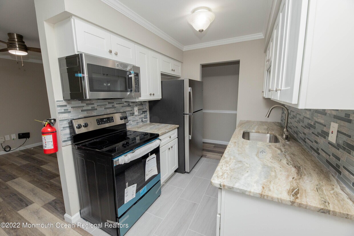 110 Stonehurst Blvd Unit H, Freehold, NJ 07728 Condo for Rent in