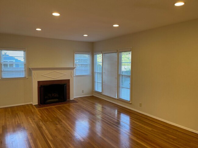 Foto del edificio - Pristine Original Westchester Home in North Kentwood