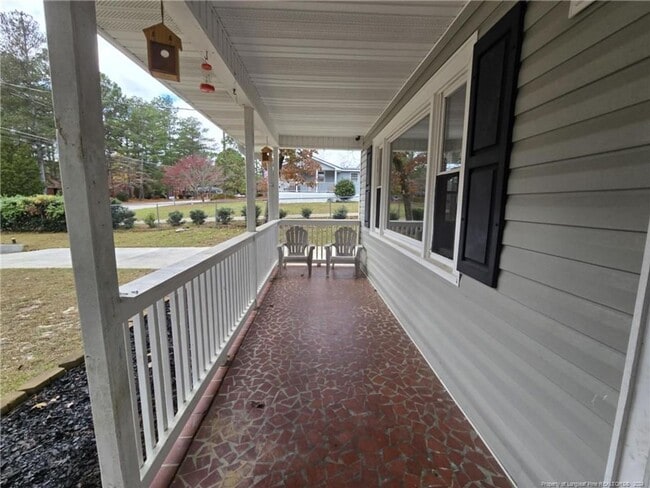 Building Photo - 3 BEDROOM CONVENIENT TO 295!