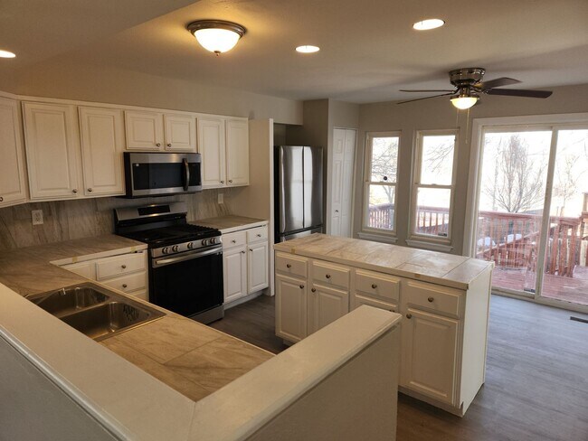 Building Photo - Updated home on Cul De Sac!