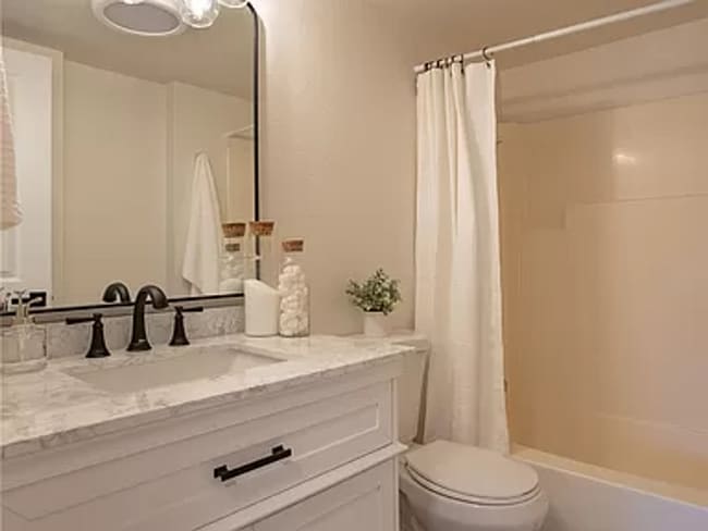 Foto del edificio - Updated 2 Bedroom Oakbrook Condo