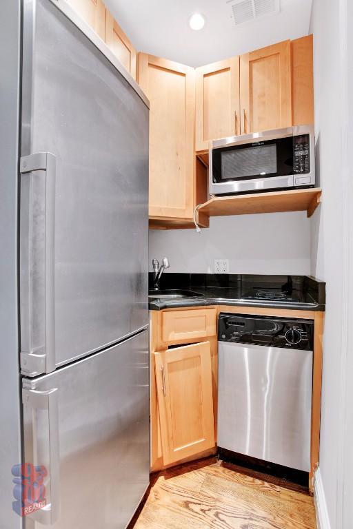 Foto del edificio - 326 E 35th St