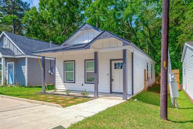 Building Photo - 352 Westchase St