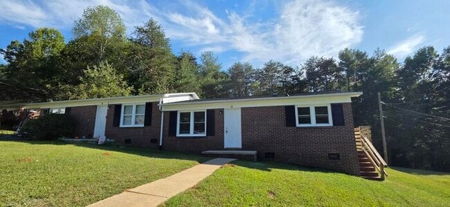 Building Photo - Renovated 2BD/1BA Duplex in Granite Falls!