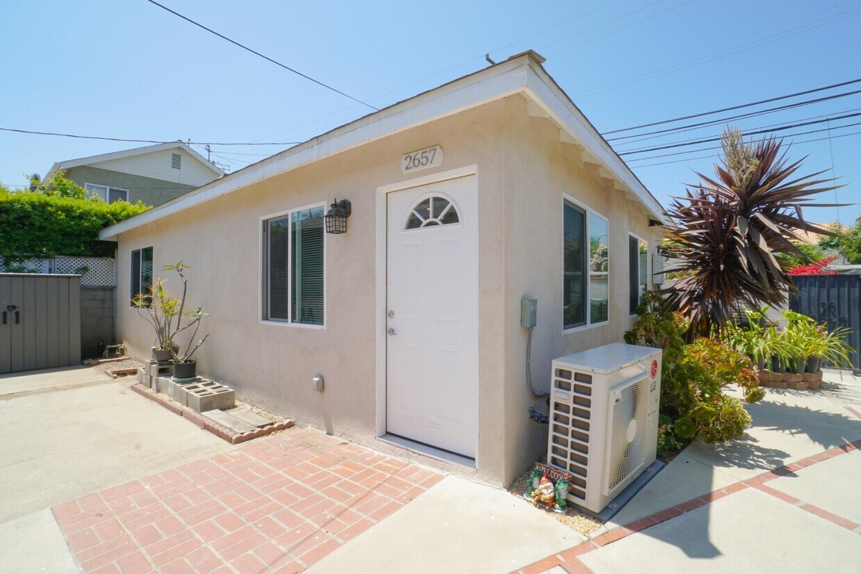 Foto principal - 2657 Barry Ave