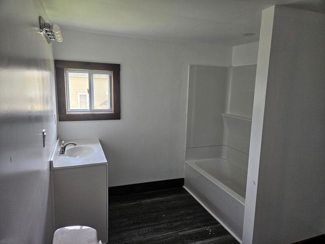 Upstairs bathroom - 318 Lake Shore Dr E