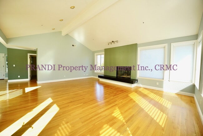 Foto del edificio - Exclusive Home in Gated Community!