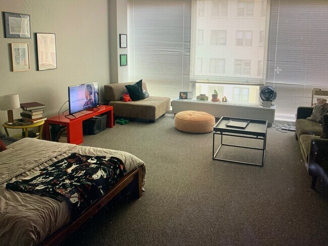 Foto del edificio - 2400 N Lakeview Ave