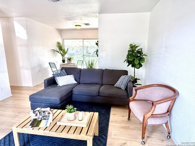 Foto del edificio - 4723 Castle Rose