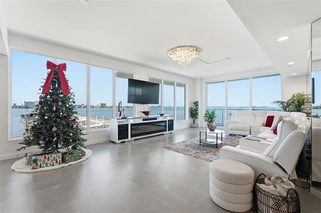 Building Photo - 920 N Osceola Ave