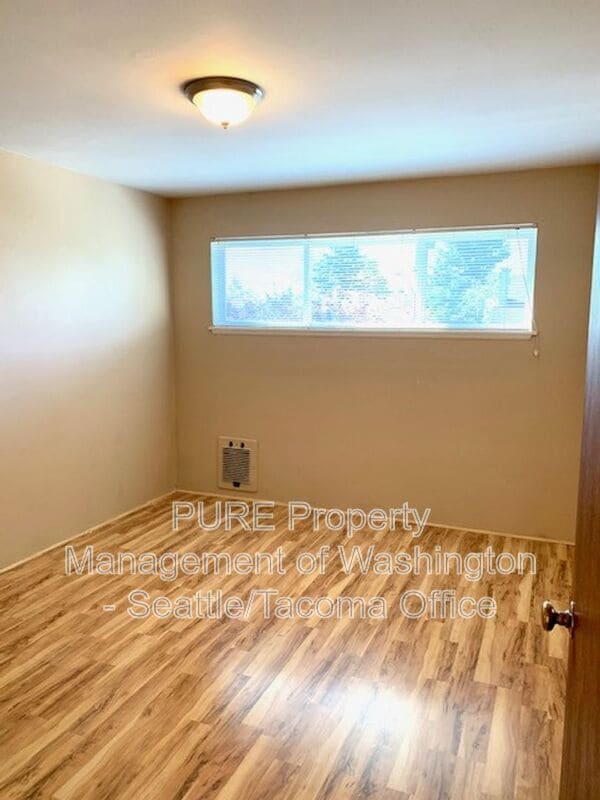Building Photo - 1212.5 N 49th St