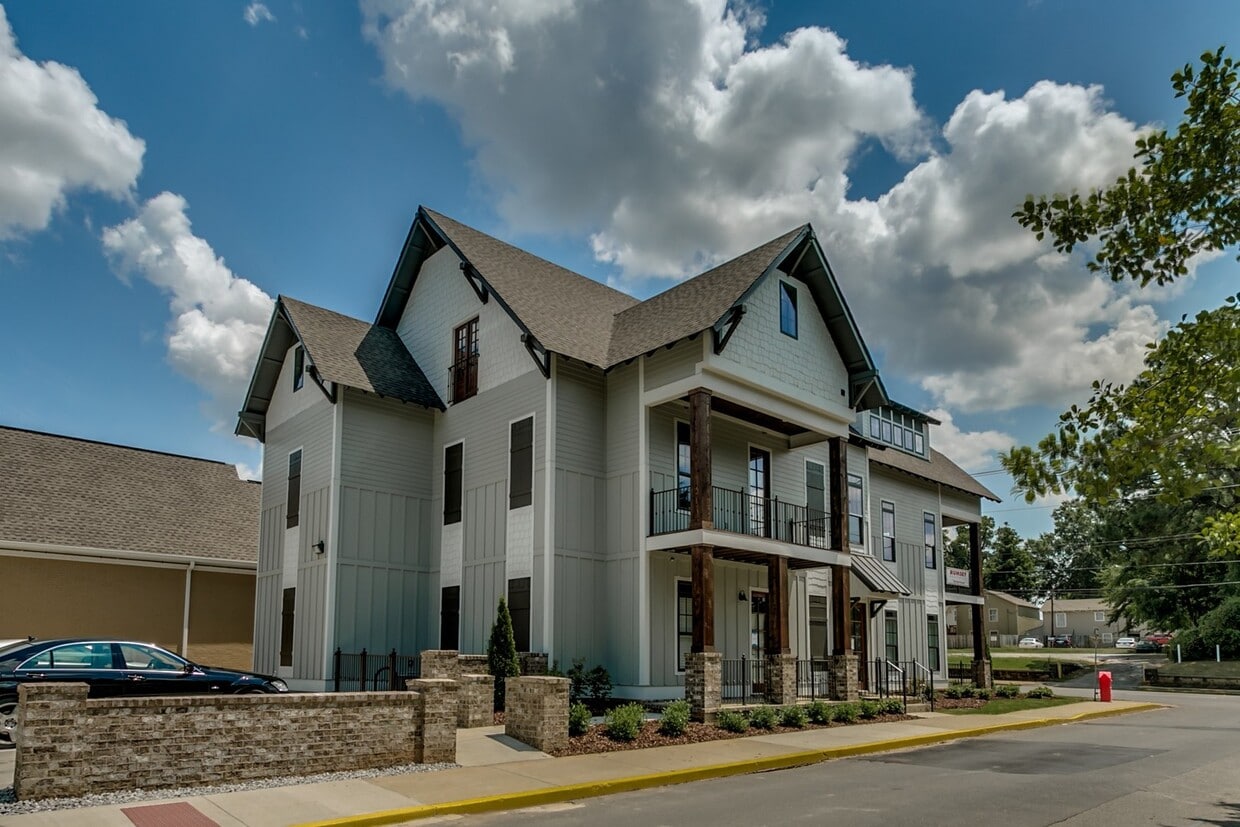 Building Photo - 1418 University Blvd
