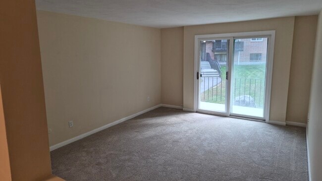 Building Photo - 176 Maple Ave