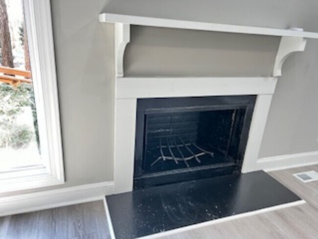 Building Photo - $2,250 – 3-bedroom, 2-bathroom house in Ch...