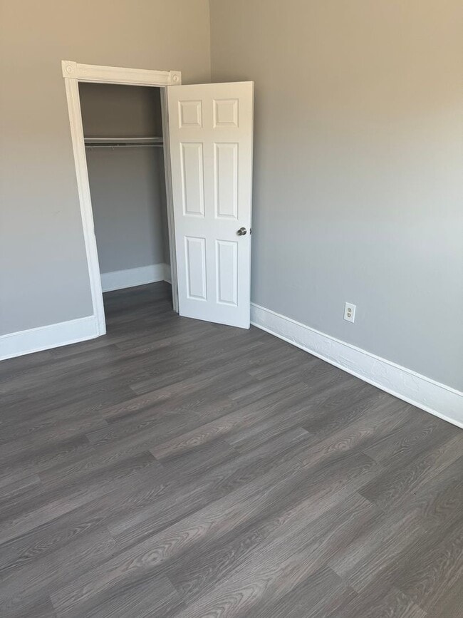 Building Photo - Recently Renovated 1 Bedroom/ 1 Bathroom Apartment -- Ready For Move-In!