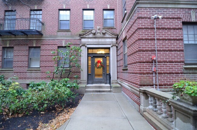 Building Photo - 42 Linnaean St
