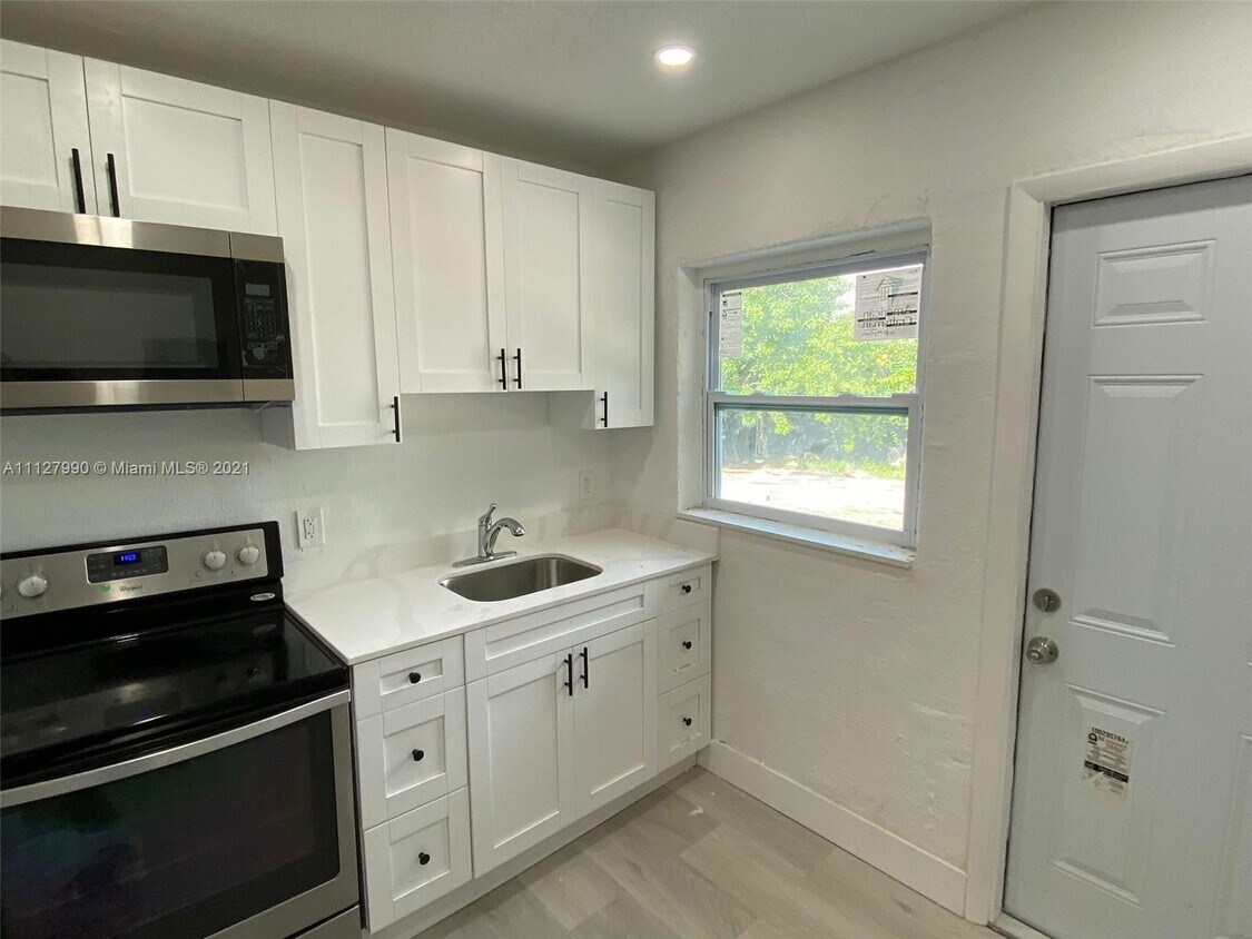 Building Photo - 2035 NW 43rd St