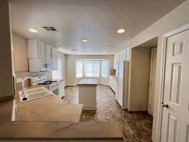 Building Photo - Adorable Home with 3 Bedrooms 2.5 Bathroom...