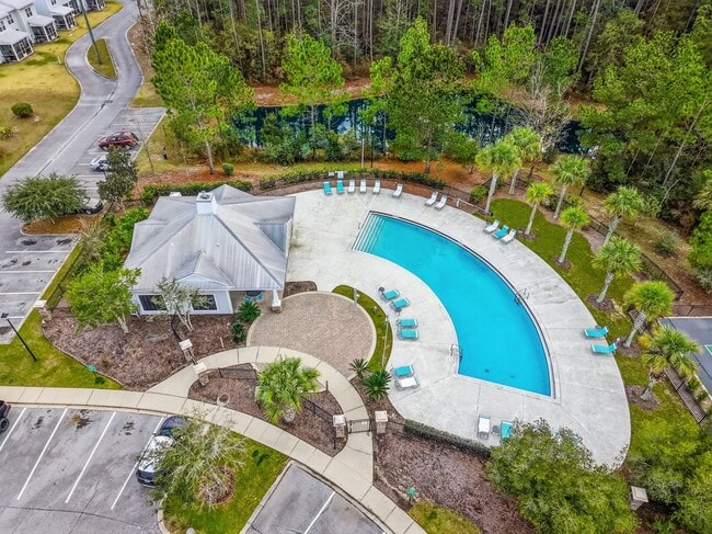 Building Photo - 3 Bedroom End Unit with a Lake View!!