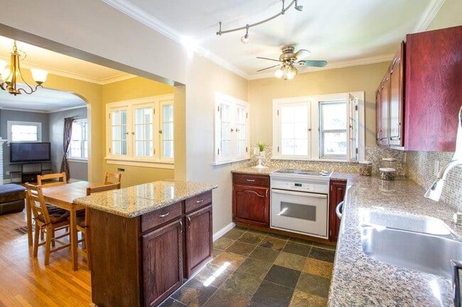 Building Photo - Charming Craftsman Just Steps from Manito Park!