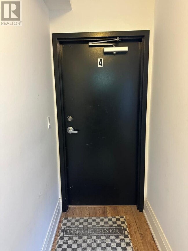 Building Photo - 398 College St