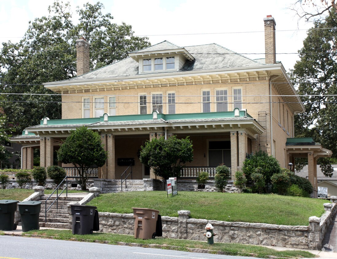 Primary Photo - 817 N Elm St