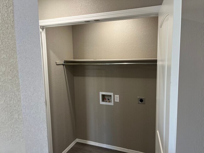 Foto del edificio - 222 W 8th Duplex