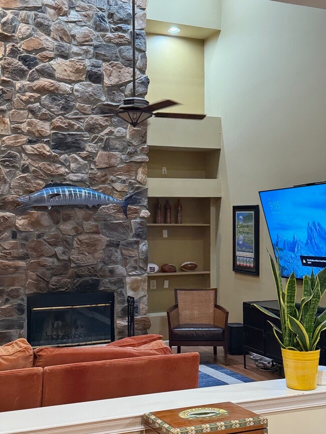 Family Room - 1006 Glendevon Dr