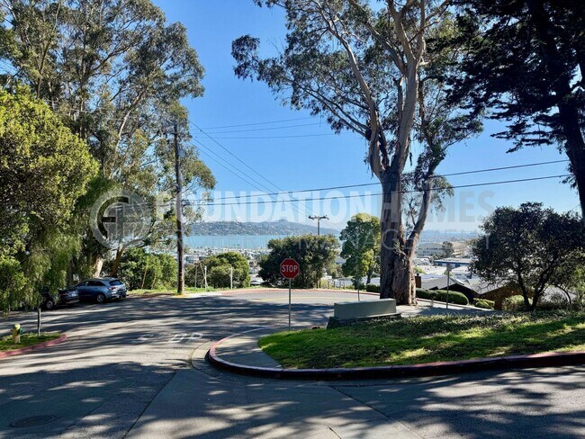 Foto del edificio - Sausalito Condo with Scenic Views!  Covered Parking!  Pool!  FOUNDATION